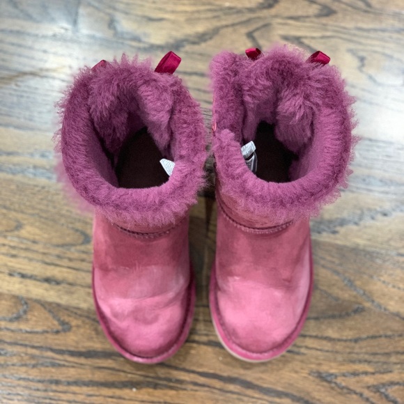 Worn Condition Ugg Bailey Bow Youth Girls Size 3 Dark Pink Colour - Picture 3 of 12